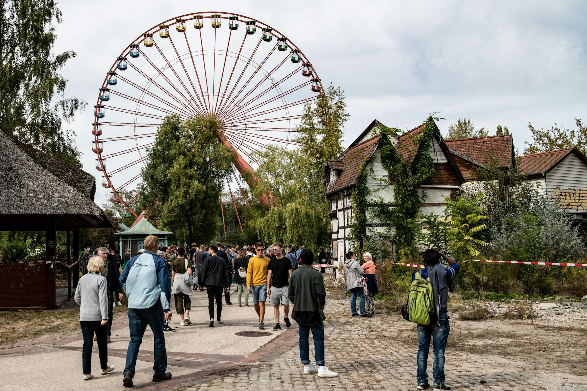 Teilnehmer einer Führung besichtigen das Gelände des künftigen Spreeparks. Der einstige Kulturpark im Plänterwald wird nach und nach wiedereröffnet. Er könnte viel Verkehr anziehen. 