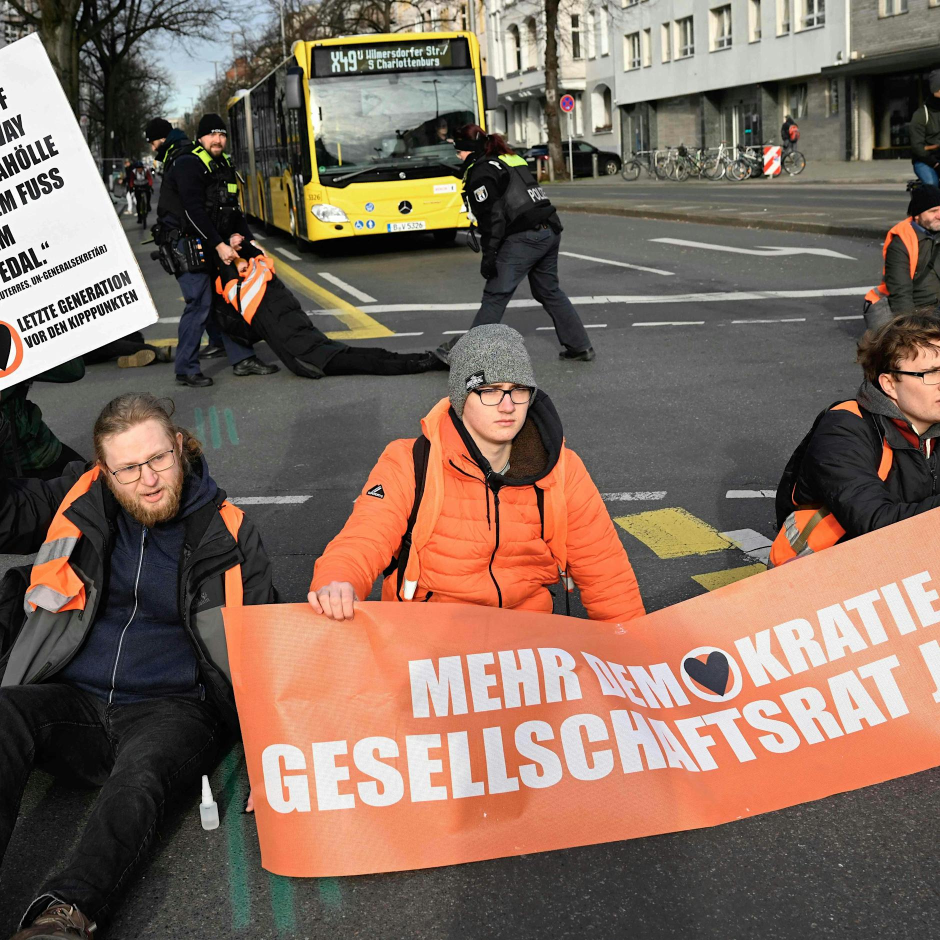 Total-Chaos: Klima-Kleber wollen wie Bienen über Berlin herfallen