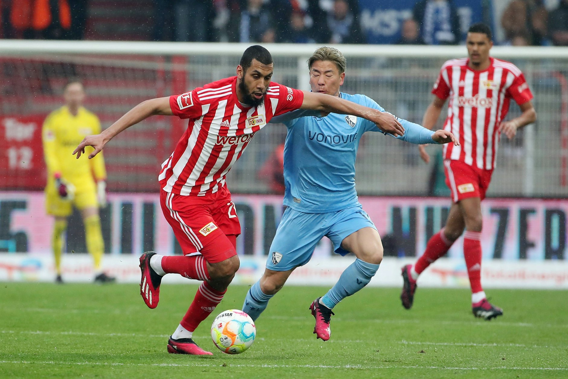 Aissa Laidouni (l., hier gegen Bochums Asano) verschuldete den Strafstoß, den die Gäste zum 1:1-Endstand verwandelten.