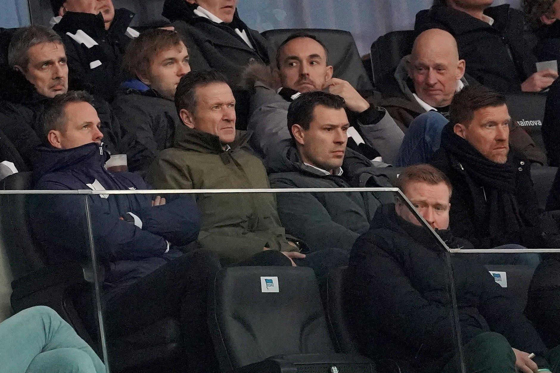 Die Hertha-Bosse Kay Bernstein, Tom Herrich, Benjamin Weber und Zecke Neuendorf (2.R.v.l.) grübeln über die Zukunft von Trainer Sandro Schwarz.