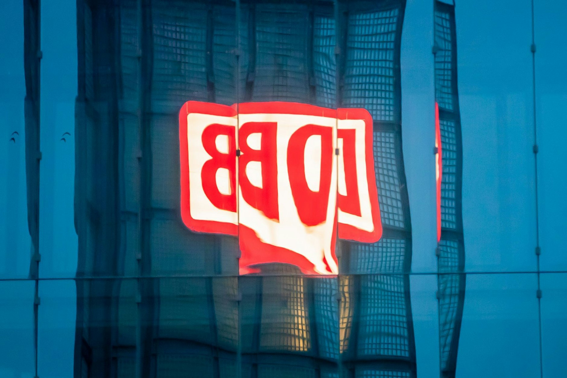 Das Logo der Deutschen Bahn AG (DB) am Berliner Hauptbahnhof (Archivbild)