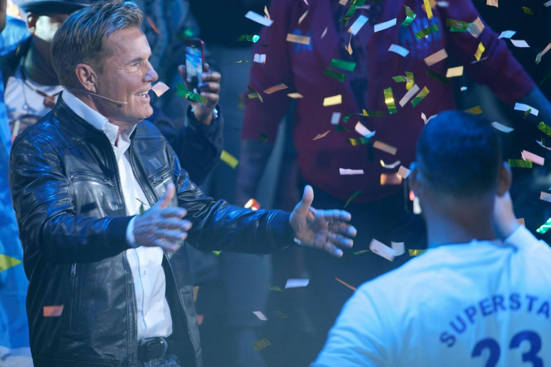 Juror Dieter Bohlen kommt für die erste Live-Show ins Studio und lässt sich feiern.