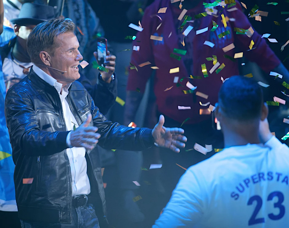 Juror Dieter Bohlen kommt für die erste Live-Show ins Studio und lässt sich feiern.
