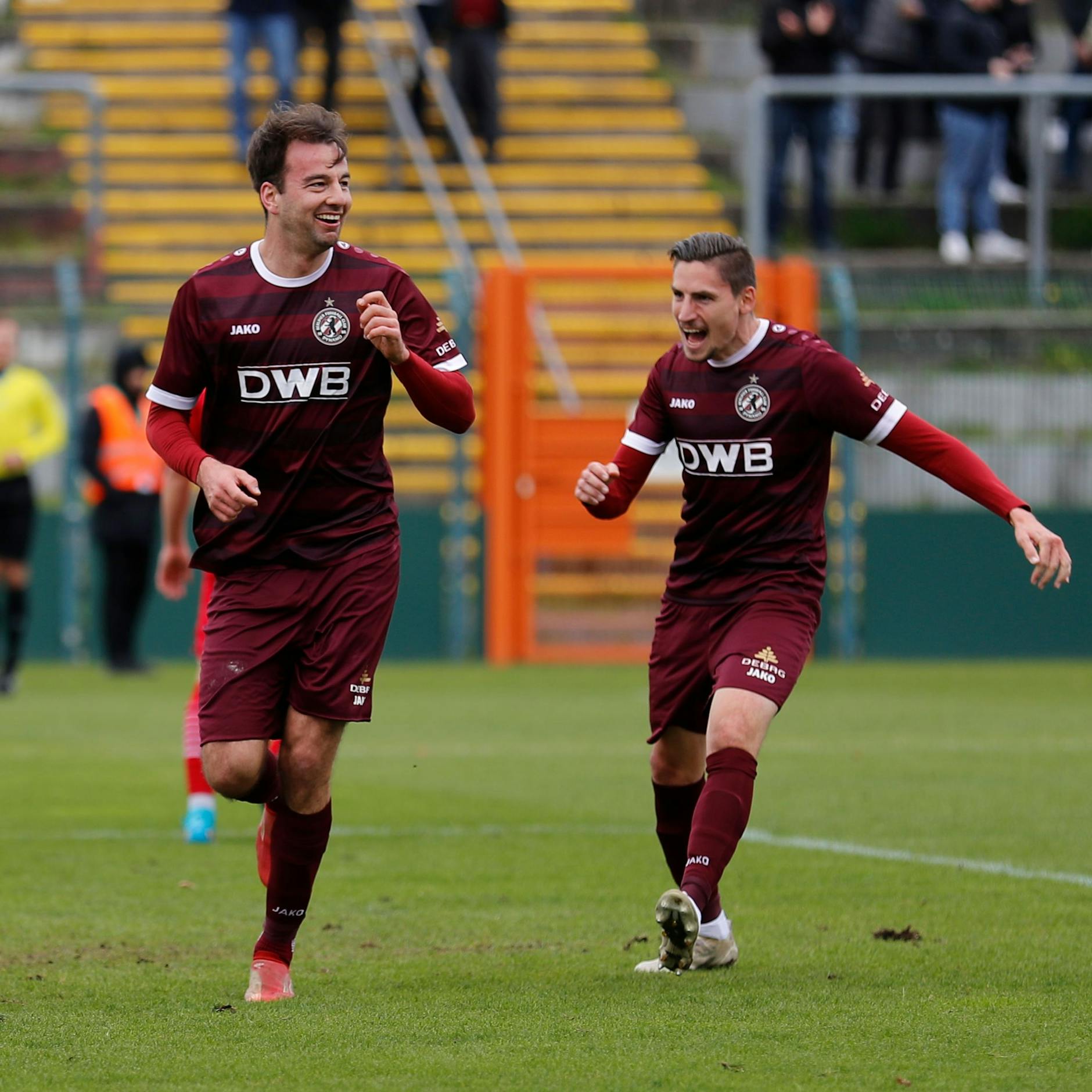 So lieben die BFC-Fans ihren Torjäger Christian Beck: beim Torjubel im weinroten Dress. 