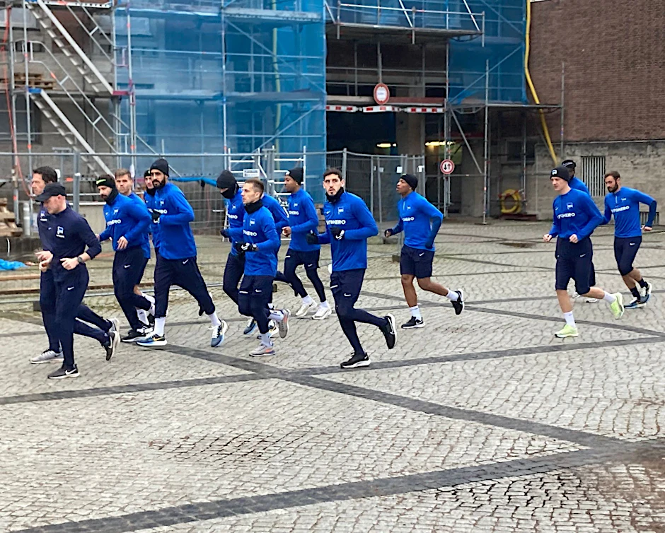 Spieler des Bundesligisten Hertha BSC sind beim Regenerationstraining auf dem Olympiagelände unterwegs.  