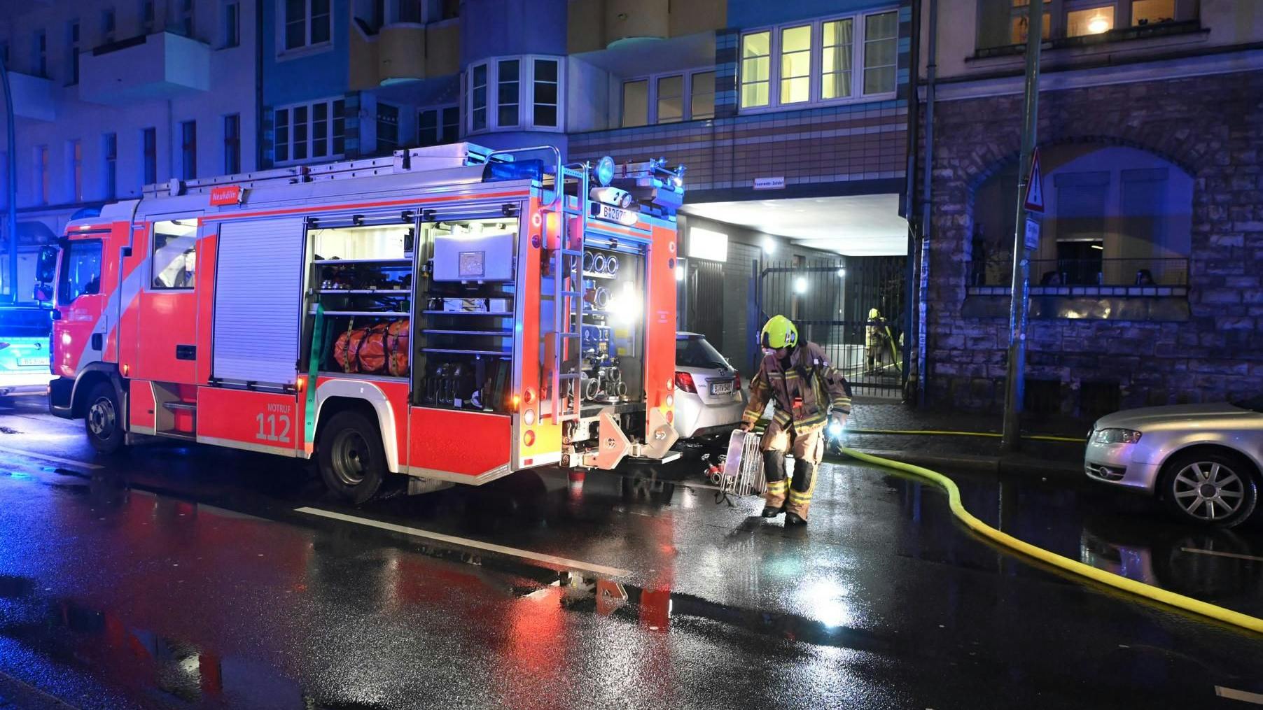 Einsatzkräfte der Berliner Feuerwehr am Brandort in Neukölln.