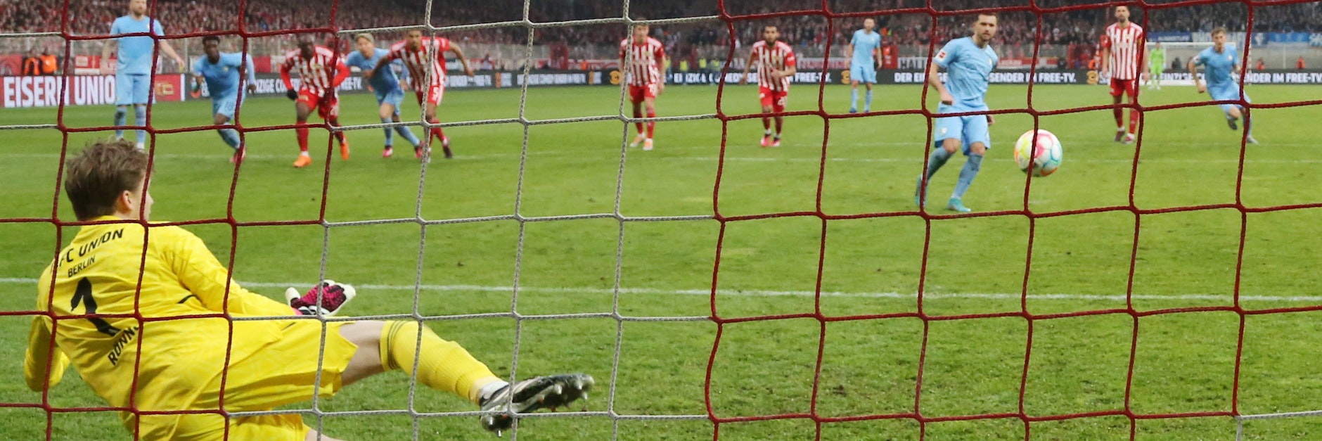 Der Stimmungs-Killer in der Alten Försterei: Bochums Kevin Stöger markiert per Elfmeter den Ausgleich, Frederik Rönnow im Tor des 1. FC Union ist machtlos.