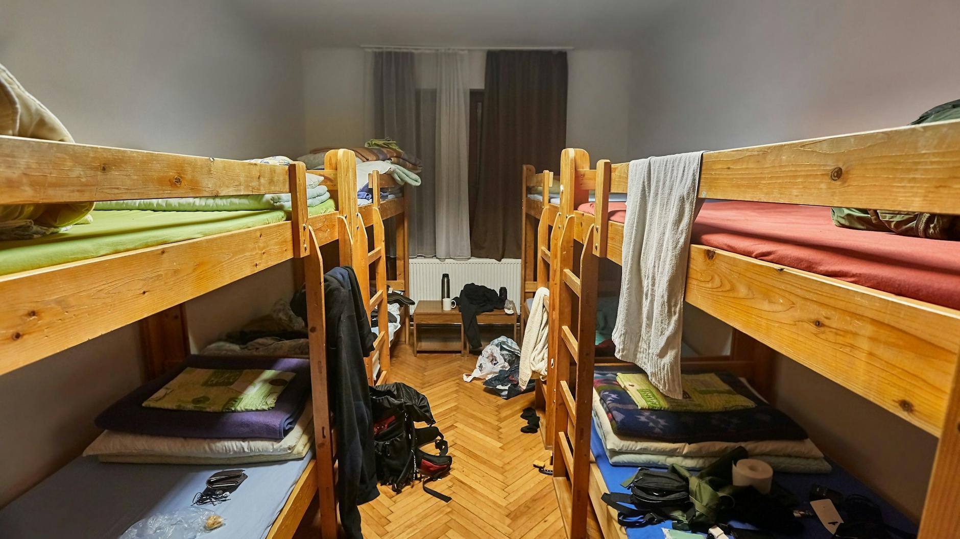 In Hostels schlafen viele Menschen. Hier können Bettwanzen schnell eingeschleppt werden.