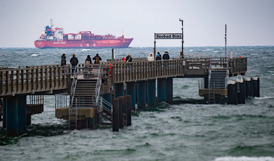 Mecklenburg-Vorpommern, Binz, 10. März 2023: Ein LNG-Shuttle-Tanker liegt vor der Küste der Insel Rügen. (Symbolfoto)
