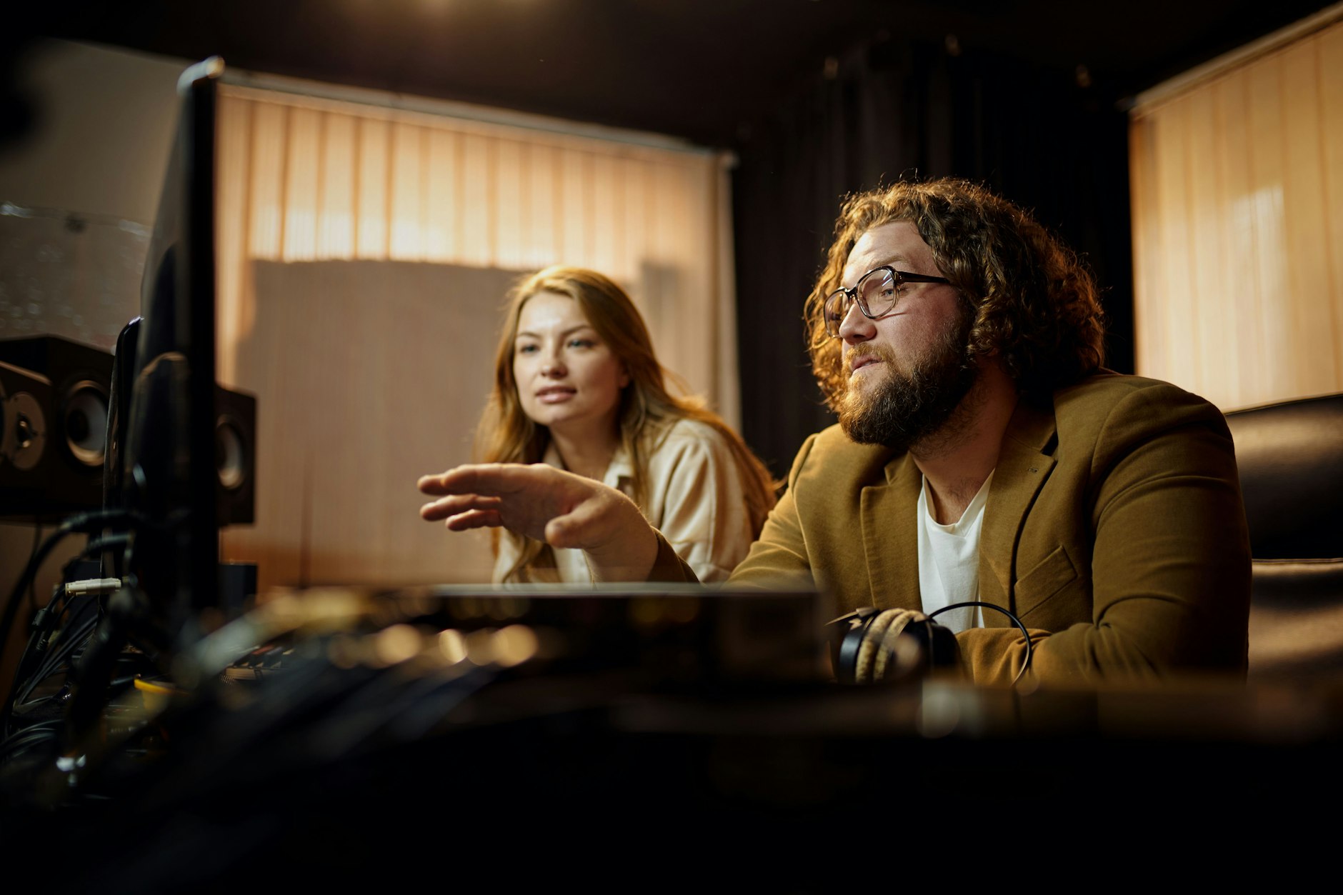 Symbolbild: Eine weibliche Sängerin mit männlichem Produzenten an der Seite.