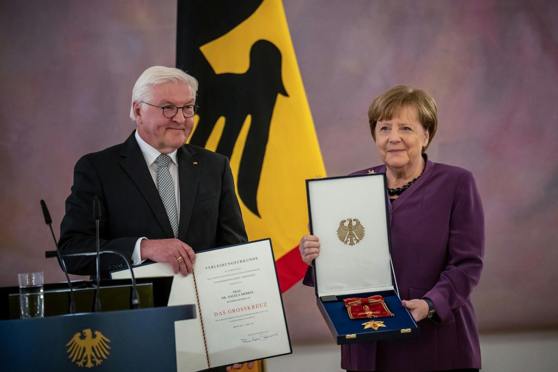 Altkanzlerin Angela Merkel erhält von Bundespräsident Frank-Walter Steinmeier das Großkreuz des Verdienstordens der Bundesrepublik Deutschland. 