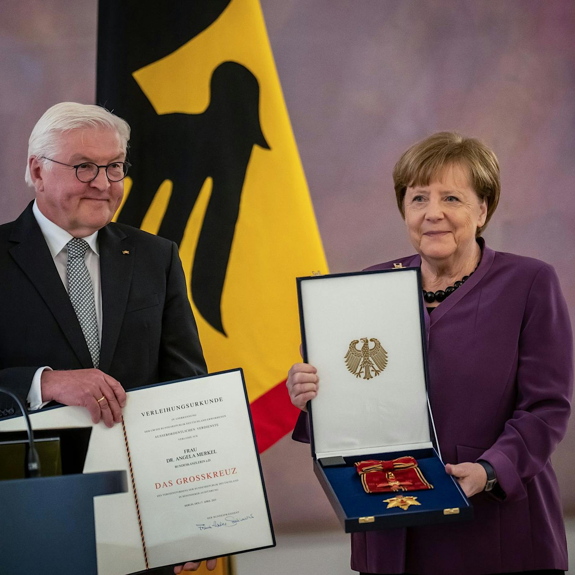 Merkel mit höchstem Verdienstorden ausgezeichnet – Kritik reißt nicht ab
