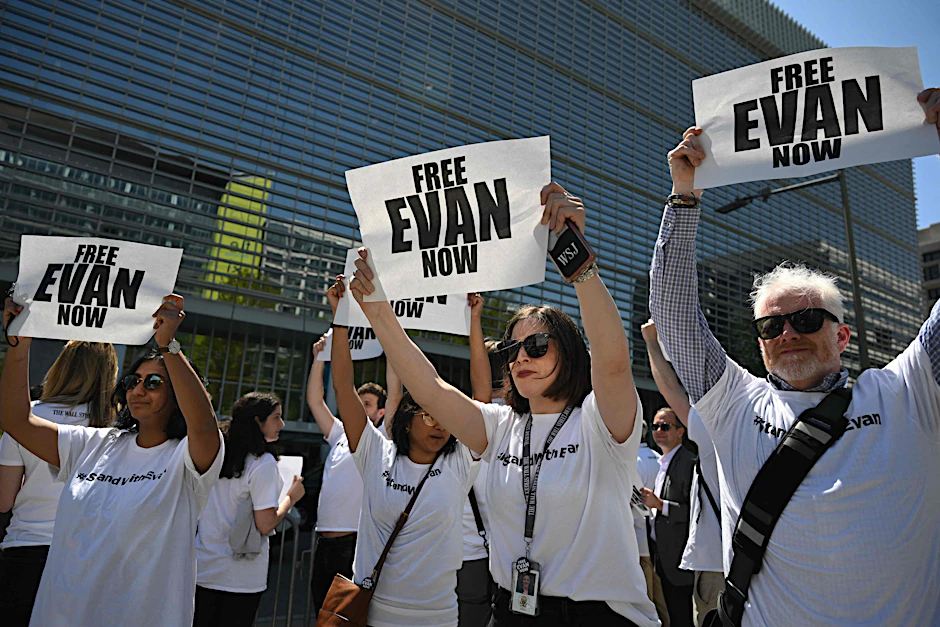 Demonstranten in Washington D.C. fordern die Freilassung des inhaftierten Evan Gershkovich.