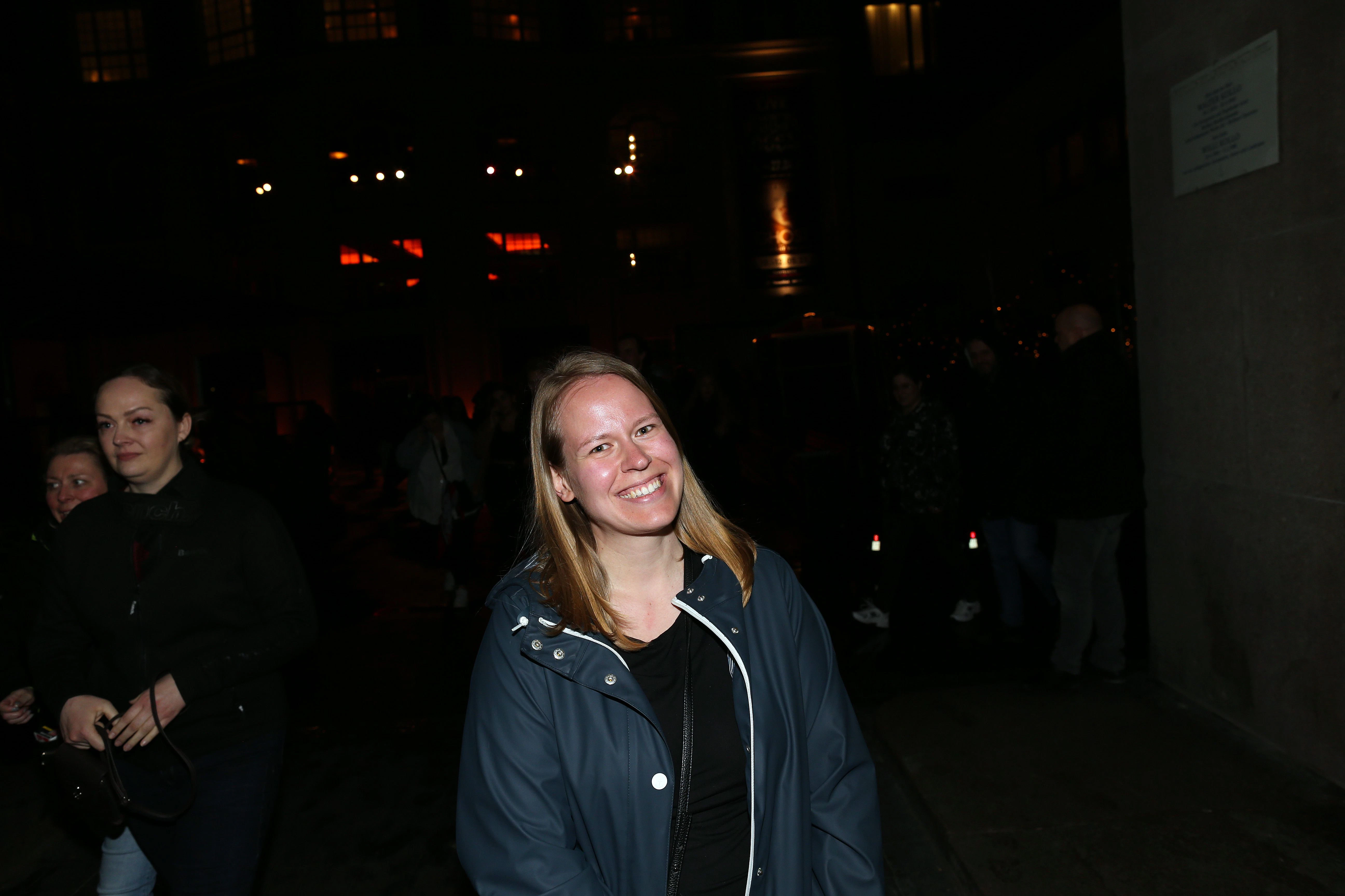 Nina vorm Admiralspalast nach dem Ed-Sheeran-Konzert
