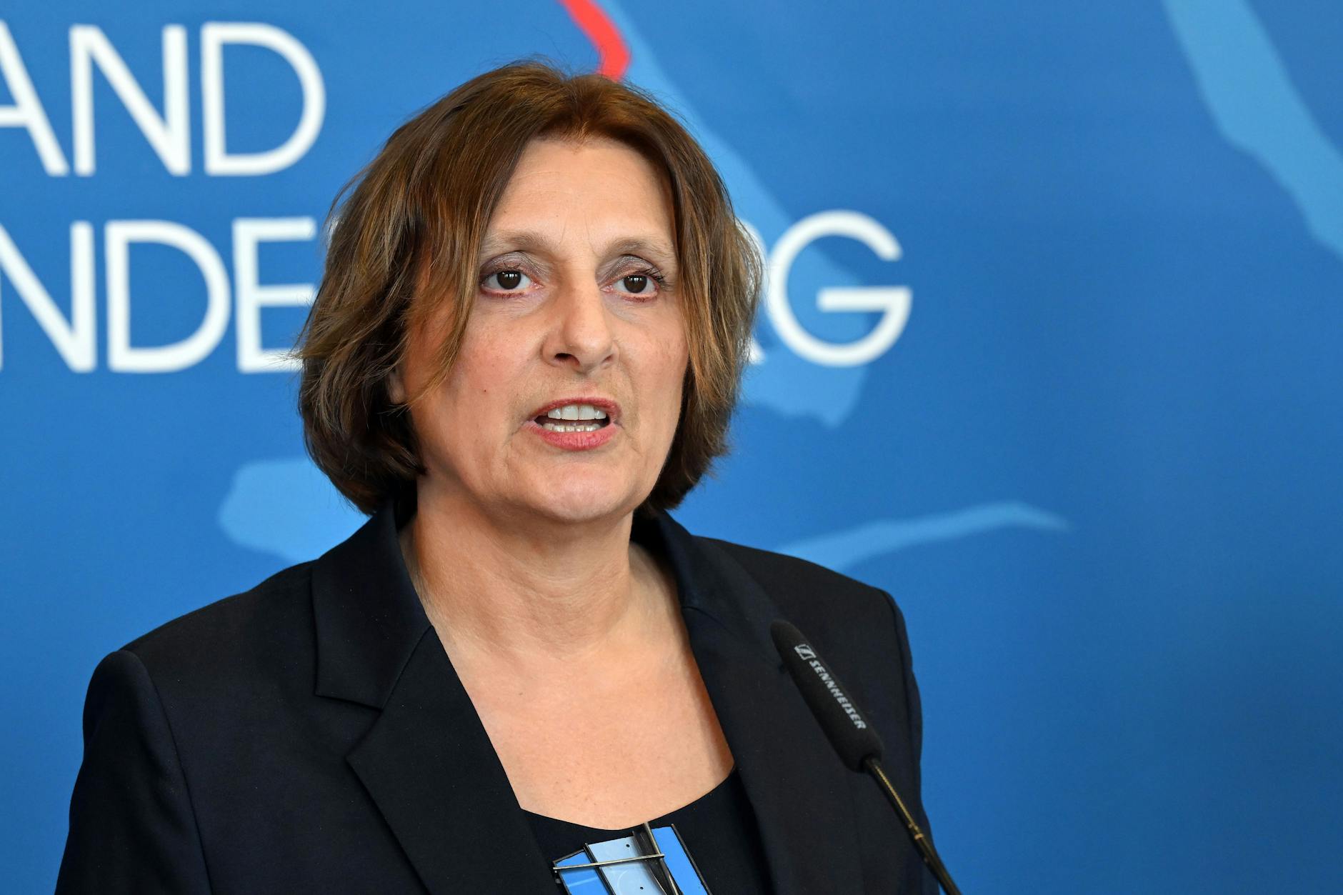 Ministerin Britta Ernst (SPD) erklärt am Montag bei einer Pressekonferenz in der Staatskanzlei in Potsdam ihren sofortigen Rücktritt.