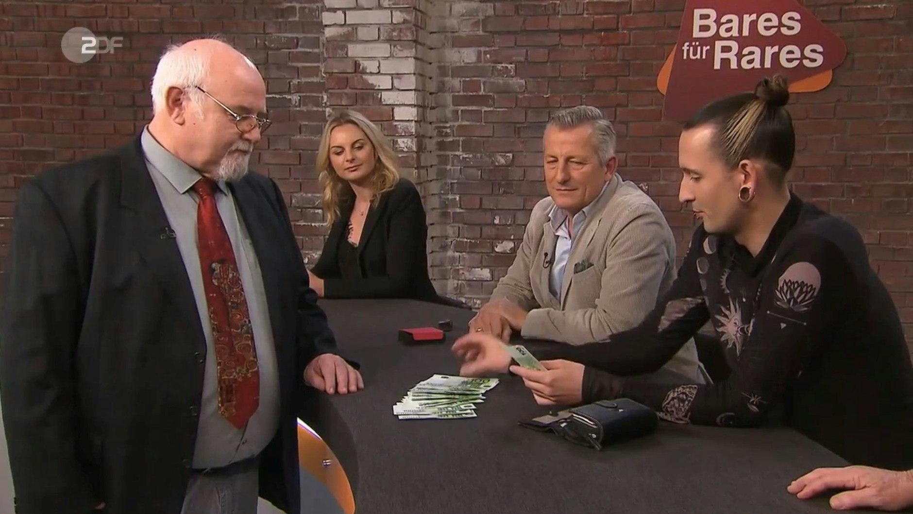 „Bares für Rares“-Händler Fabian Kahl kauft die Freimaurer-Uhr für 1660 Euro.