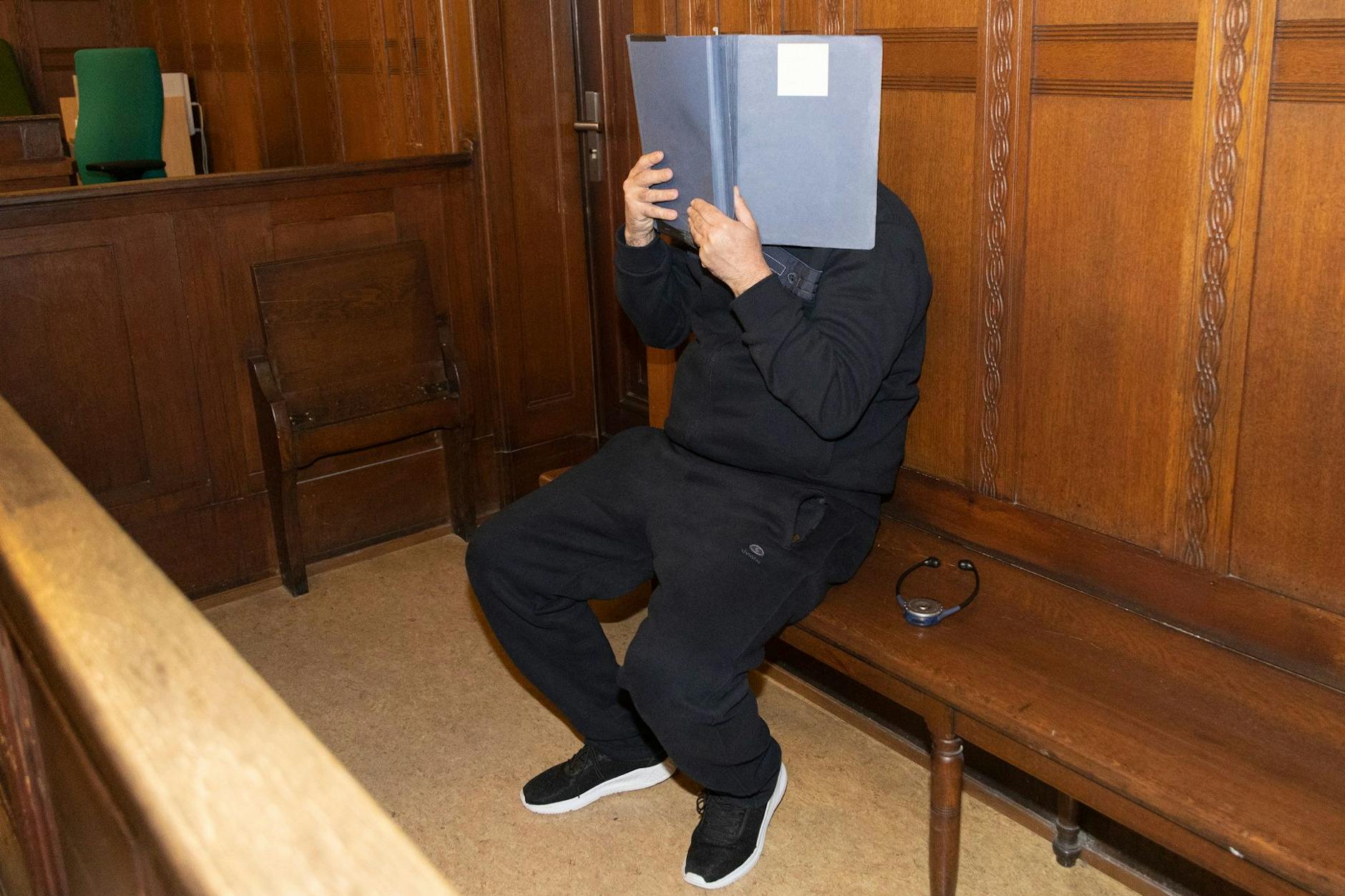 Dragisa P. (46) sitzt nach einer tödlichen Messer-Attacke vor Gericht.