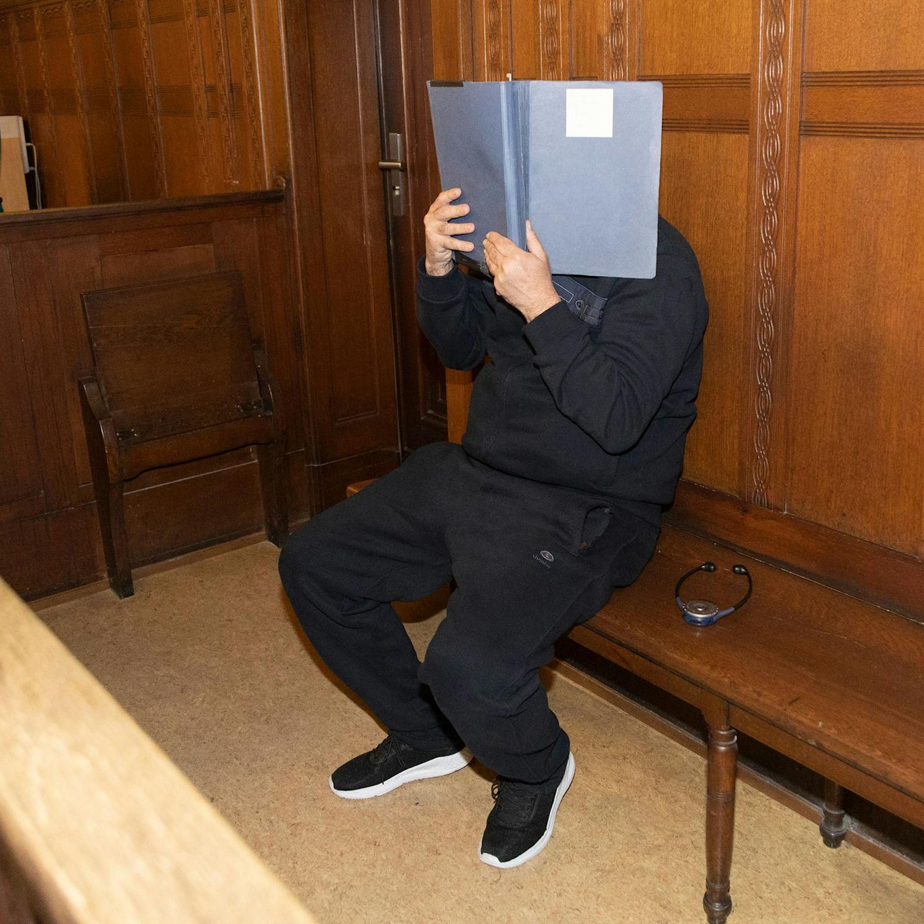 Tödliche Messer-Attacke: Ex-Profi-Kicker kickt sich in den Knast