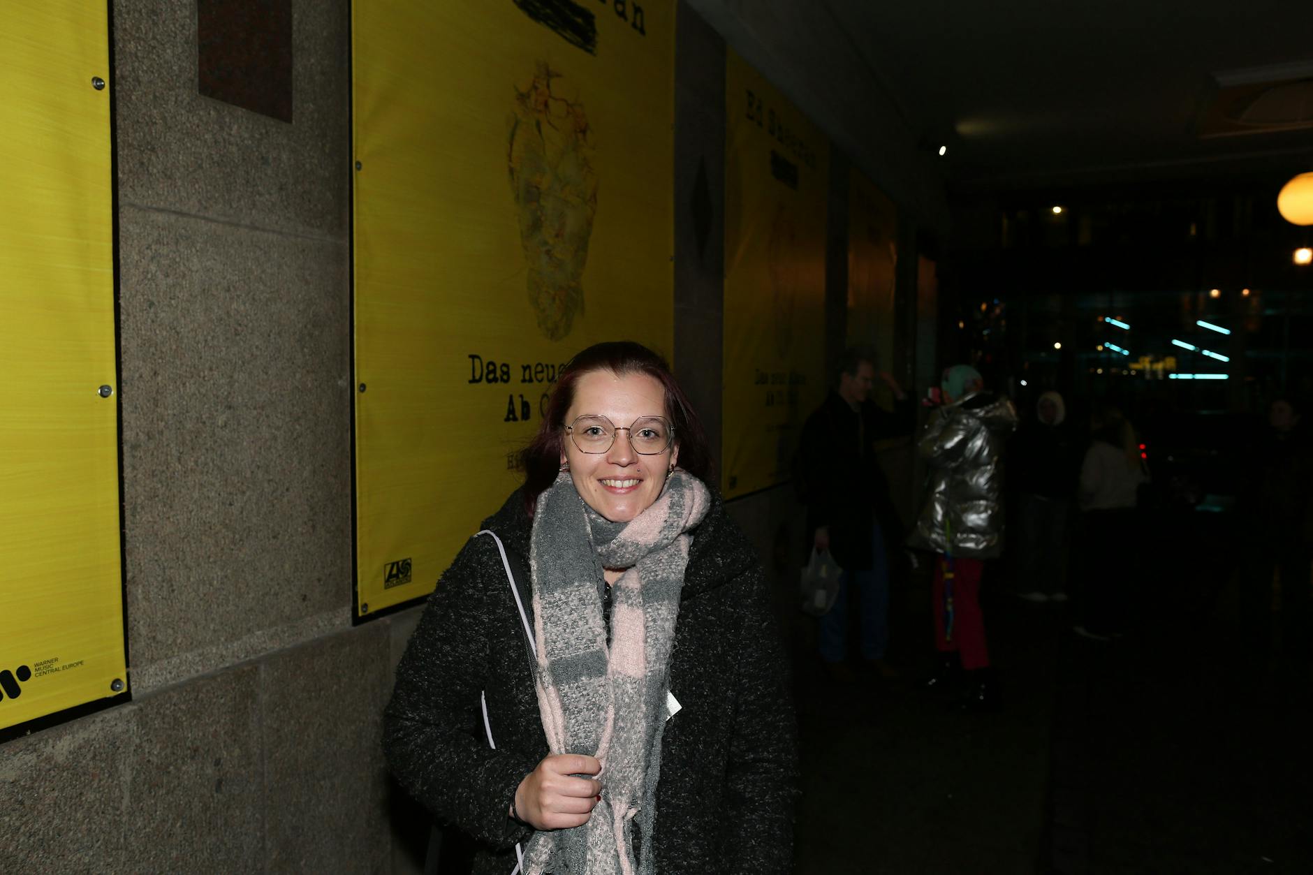 Jana vorm Admiralspalast nach dem Ed-Sheeran-Konzert