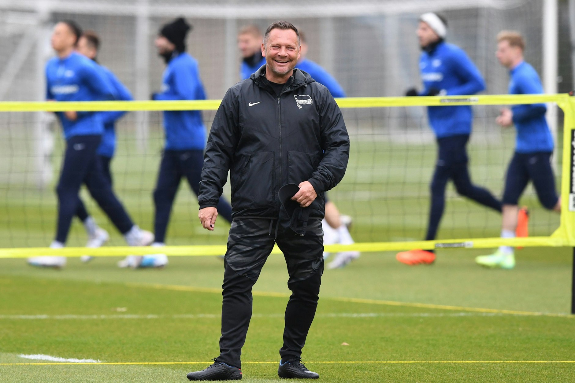 Pal Dardai ist zurück auf dem Trainingsplatz bei Hertha BSC und lacht, während seine Spieler Runden laufen.
