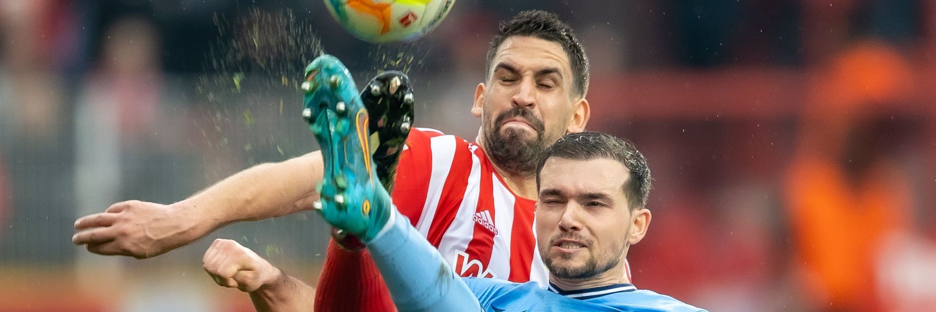 Rani Khedira – hier im Zweikampf mit Bochums Kevin Stöger – bleibt weiter beim 1. FC Union. Die Köpenicker gaben die Verlängerung des eigentlich im Sommer auslaufenden Vertrages bekannt.