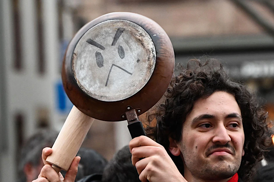 Demonstranten in Paris sammelten sich in den Straßen, um gegen Macrons Rentenreform zu protestieren.