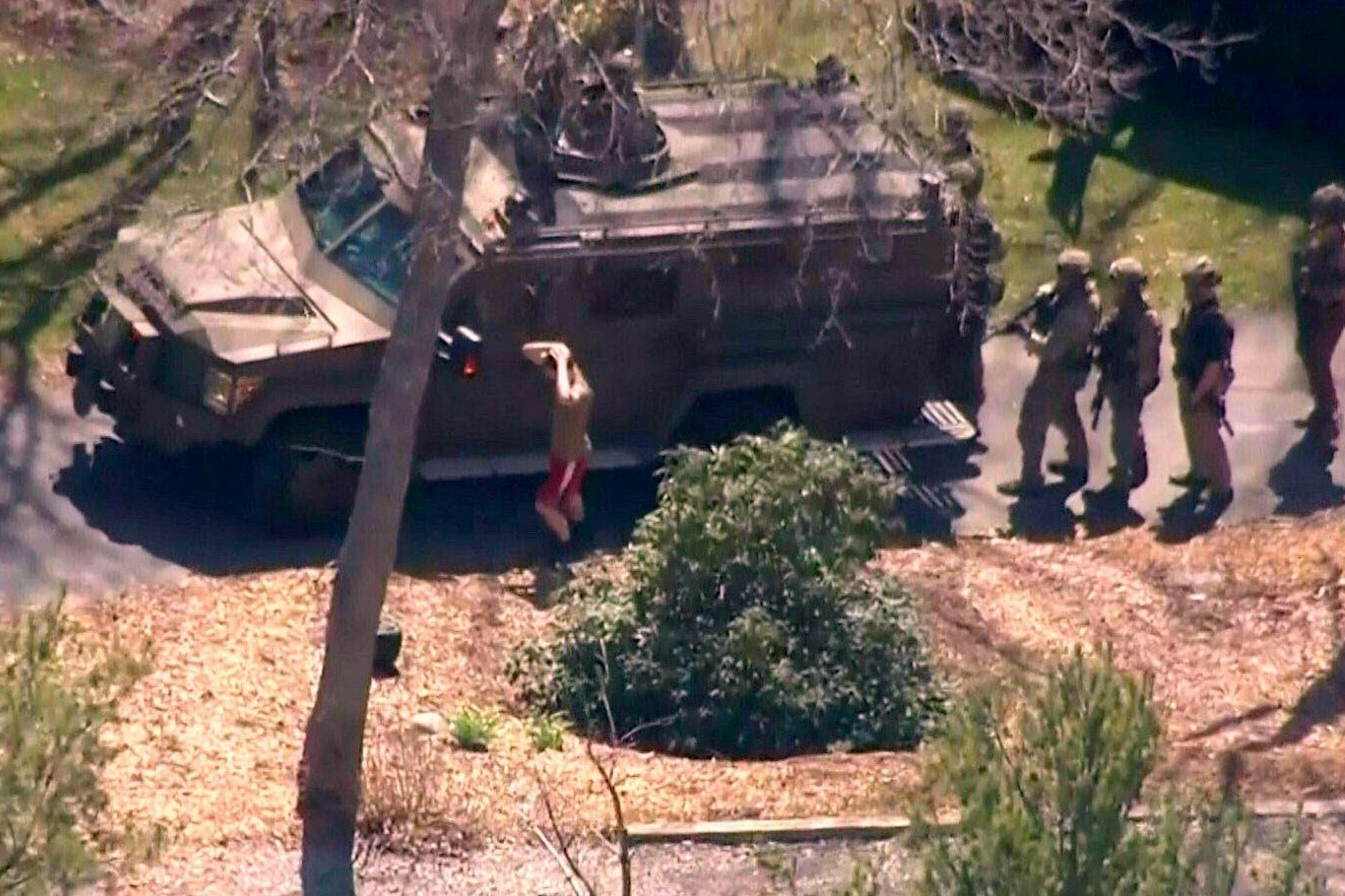 Mit den Händen über dem Kopf wird Jack Teixeira vor seinem Wohnhaus in North Deighton (Massachusetts) abgeführt.