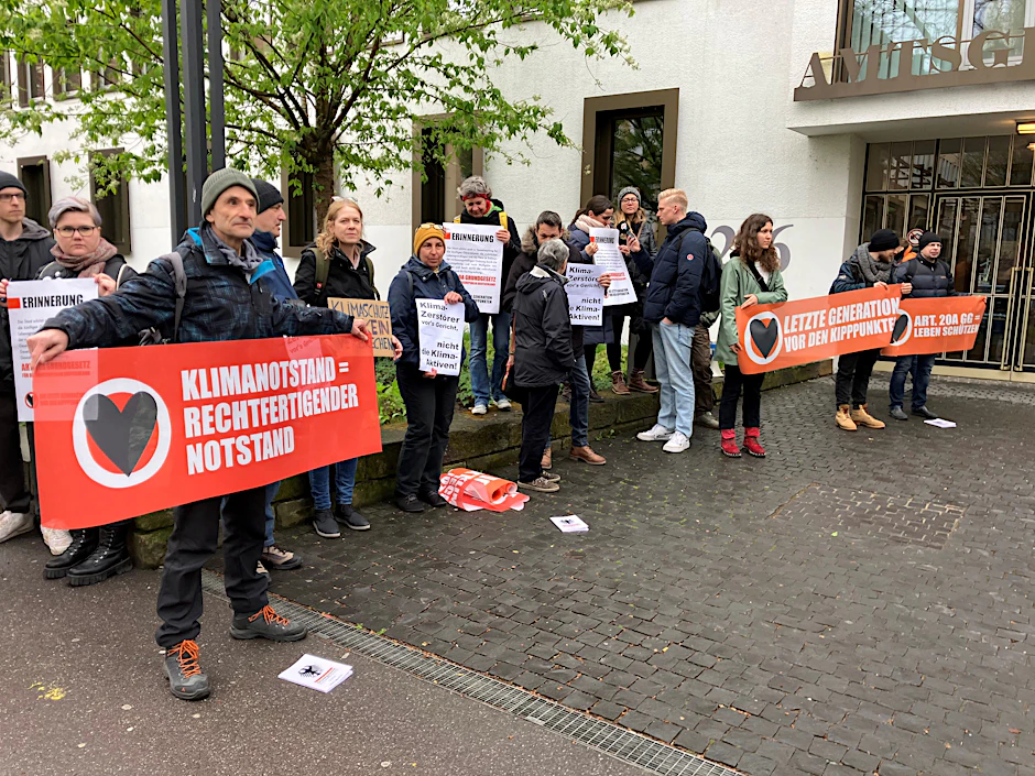 Unterstützer der Angeklagten demonstrieren vor dem Gericht in Heilbronn.&nbsp;