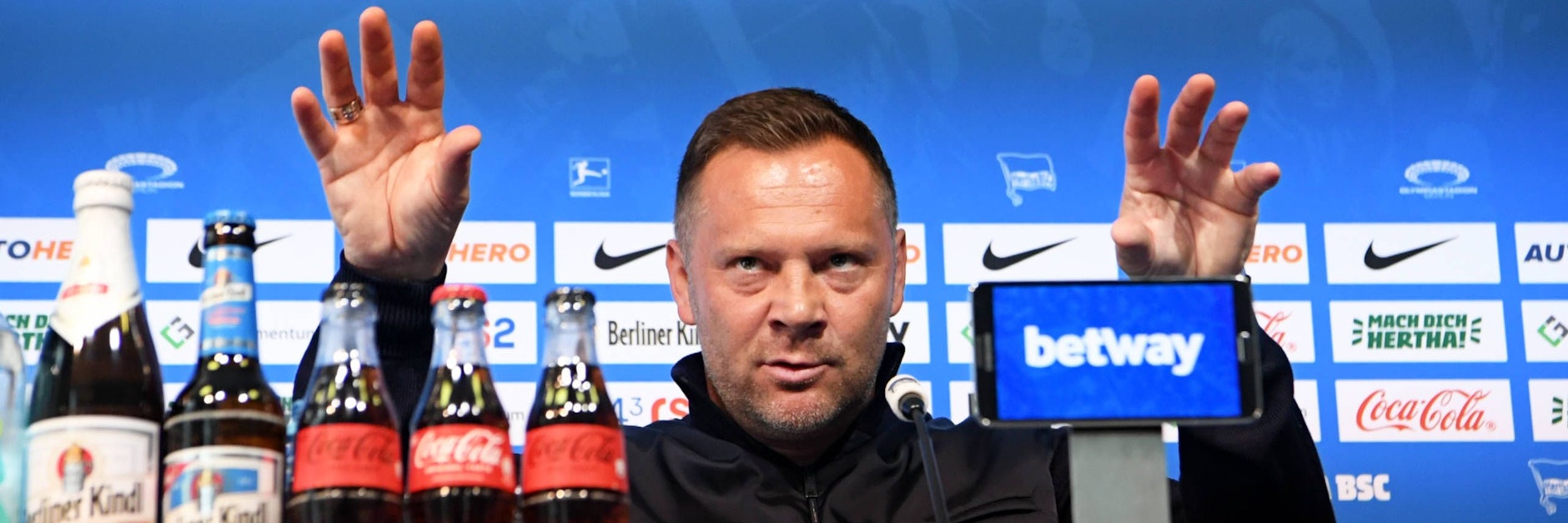 Magische Hände? Fast hat man den Eindruck, als möchte Pal Dardai die Rettung von Hertha BSC durch Beschwörung erreichen.