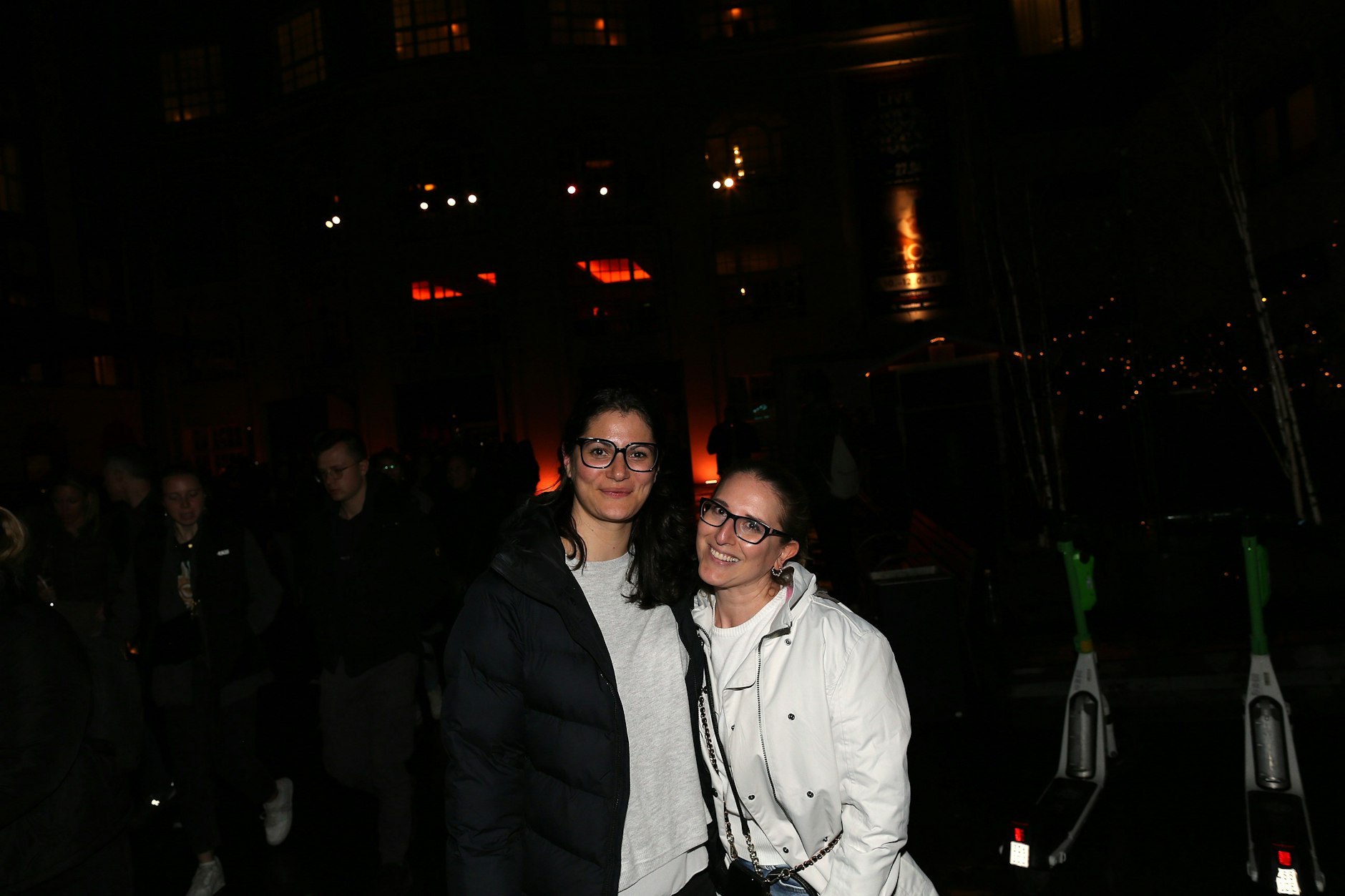 Sophie und Verena vorm Admiralspalast nach dem Ed-Sheeran-Konzert