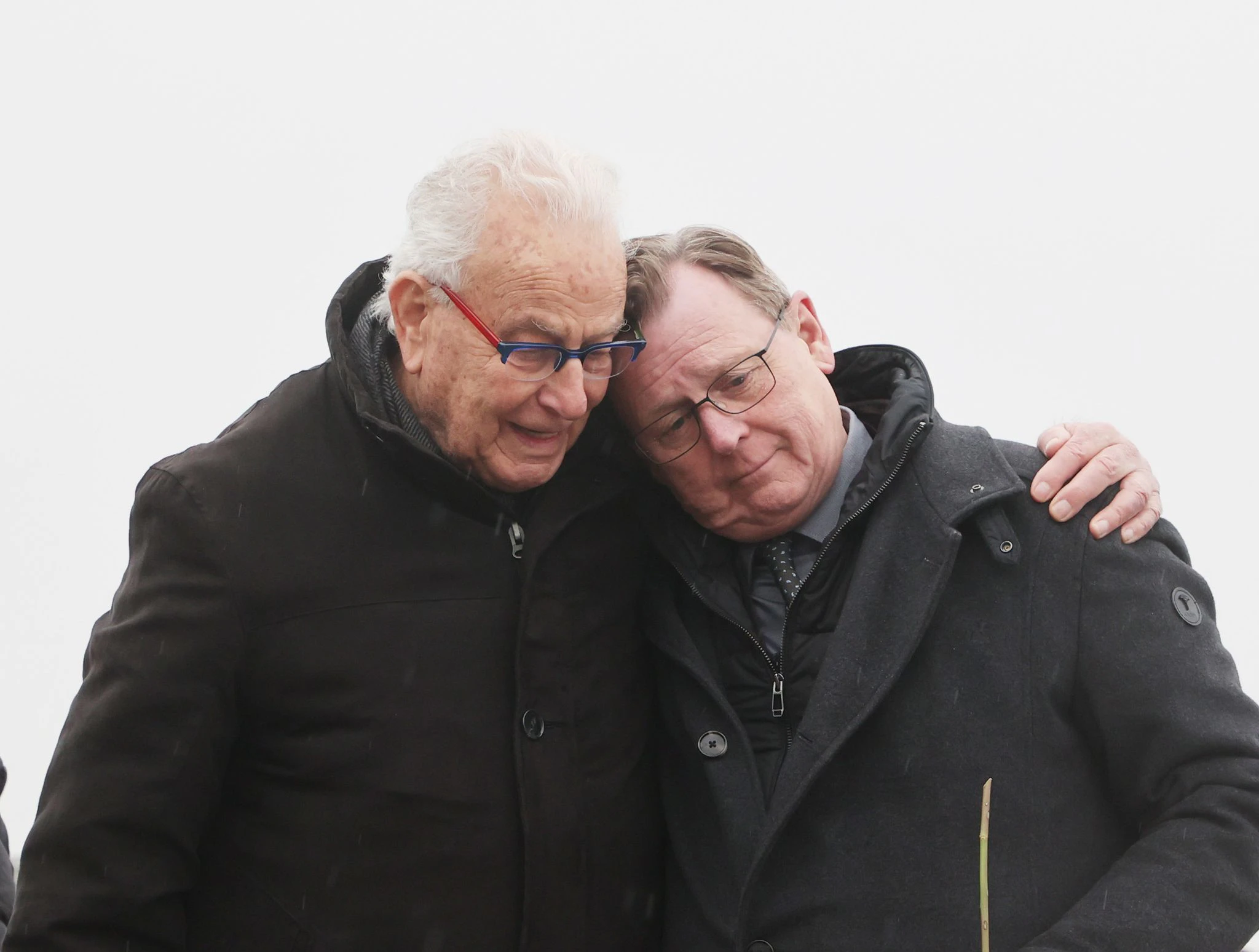 Naftali Fürst (l), Präsident des Internationalen Komitees Buchenwald-Dora und Kommandos, und Bodo Ramelow (Die Linke), Ministerpräsident von Thüringen, gedenken gemeinsam der Opfer des Konzentrationslagers Buchenwald.  