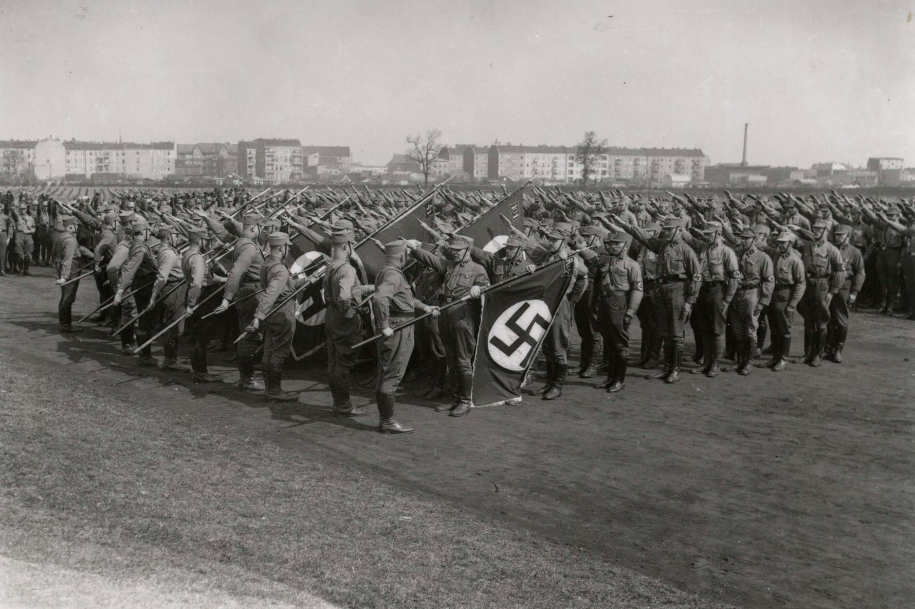 Ein Aufmarsch der SA im Jahre 1933 auf dem Tempelhofer Feld