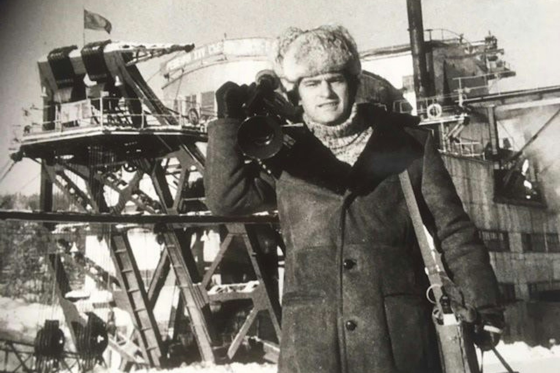 Dietmar Schumann 1978 vor Draga (Goldbagger), in Jakutien.