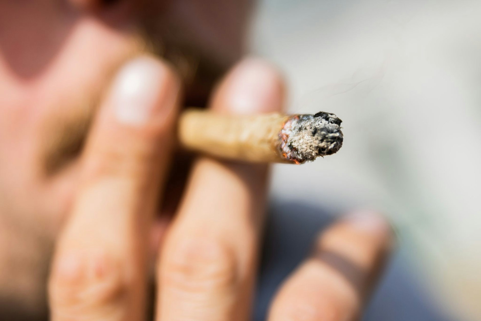 Ein Mann raucht bei einer Demonstration für eine zügige Legalisierung von Cannabis einen Joint mit Medizinalcannabis.&nbsp;