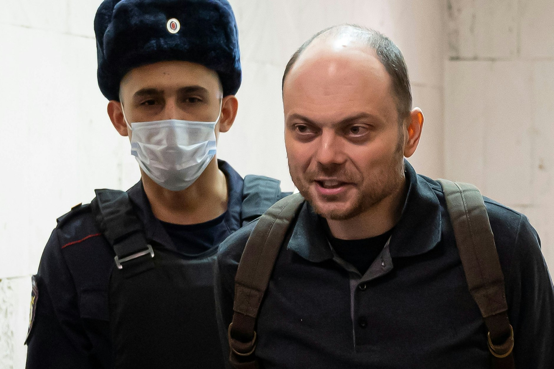 Wladimir Kara-Mursa (r.), Kreml-Kritiker, wird am 8. Februar 2023 zu einer Anhörung in einem Gericht begleitet.