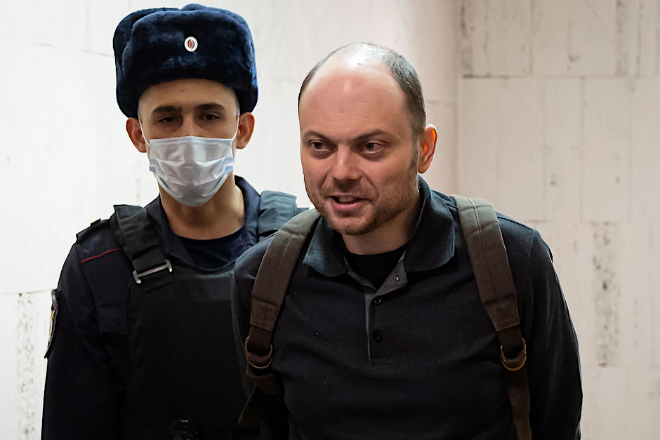 Wladimir Kara-Mursa (r.), Kreml-Kritiker, wird am 8. Februar 2023 zu einer Anhörung in einem Gericht begleitet.