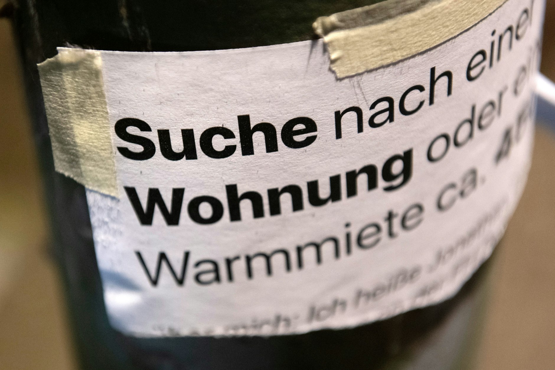 „Suche Wohnung“ steht auf dem Zettel an einer Laterne. Kurz vor Beginn des Sommersemesters suchen viele Studenten in Berlin noch händeringend nach einer Wohnung.