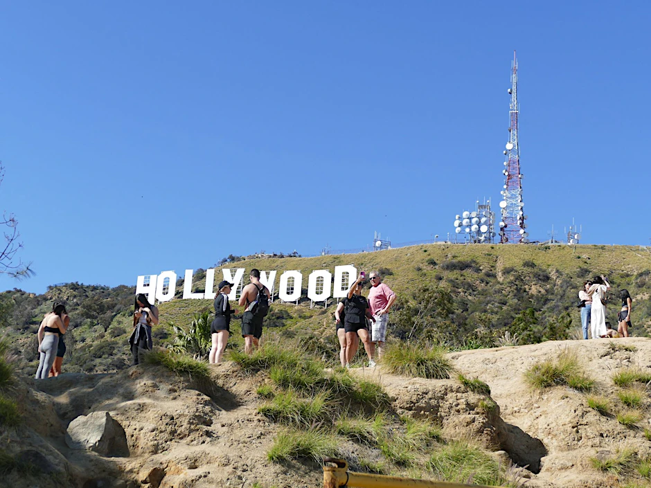 PRODUKTION - Viele Touristen wollen eine Nahaufnahme vom Hollywood-Schriftzug.  