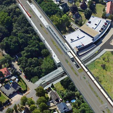 So soll der Bahnhof Blankenfelde künftig aussehen. S-Bahnen und Regionalzüge in Richtung Zossen halten an einem Bahnsteig. Die Karl-Marx-Straße verläuft durch eine Unterführung.
