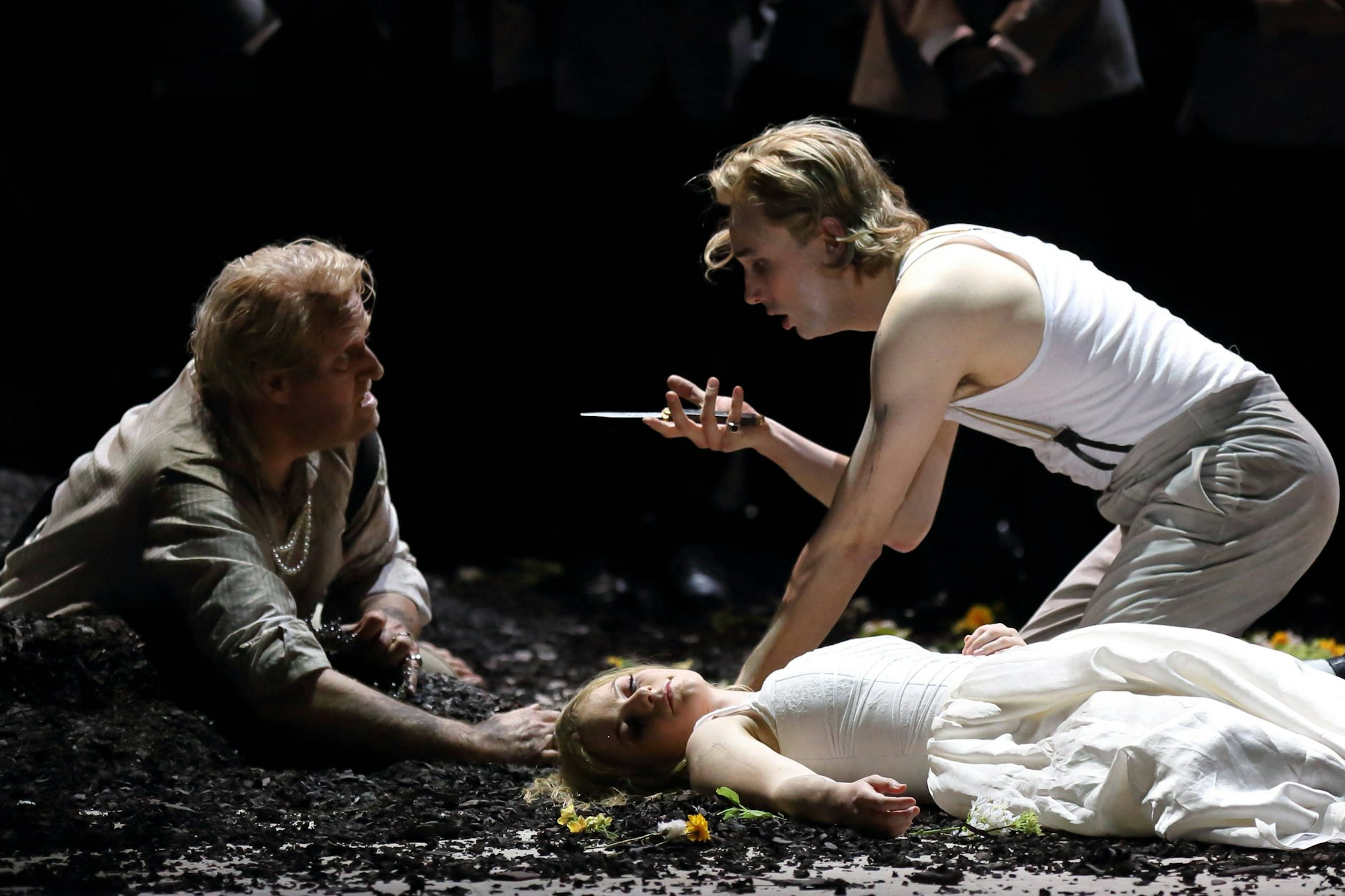 Jens Larsen als Der Geist, Huw Montague Rendall als Hamlet und Liv Redpath als Ophélie (v.l.) in „Hamlet“, inszeniert von Nadja Loschky an der Komischen Oper