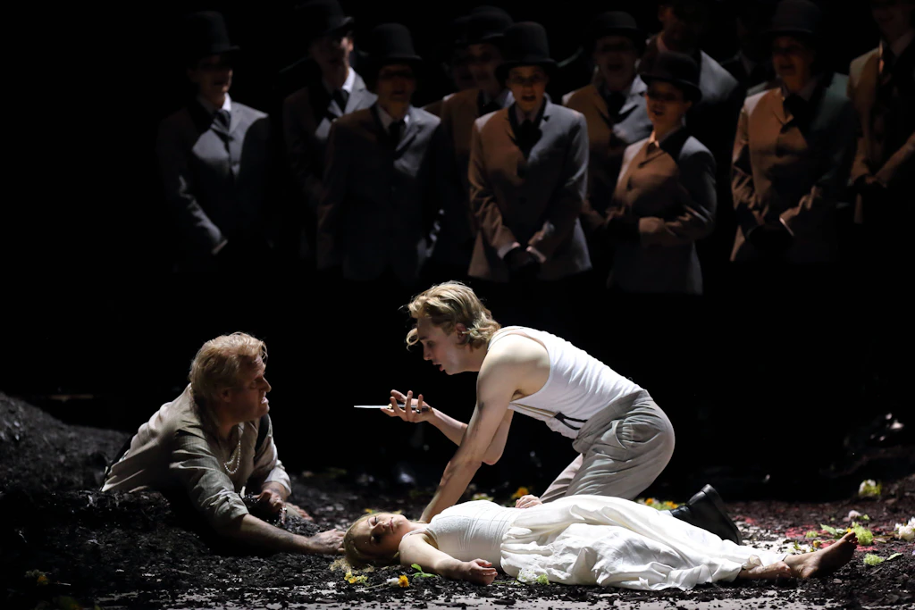 Durchdrehender Schmerzklang: „Hamlet“ an der Komischen Oper