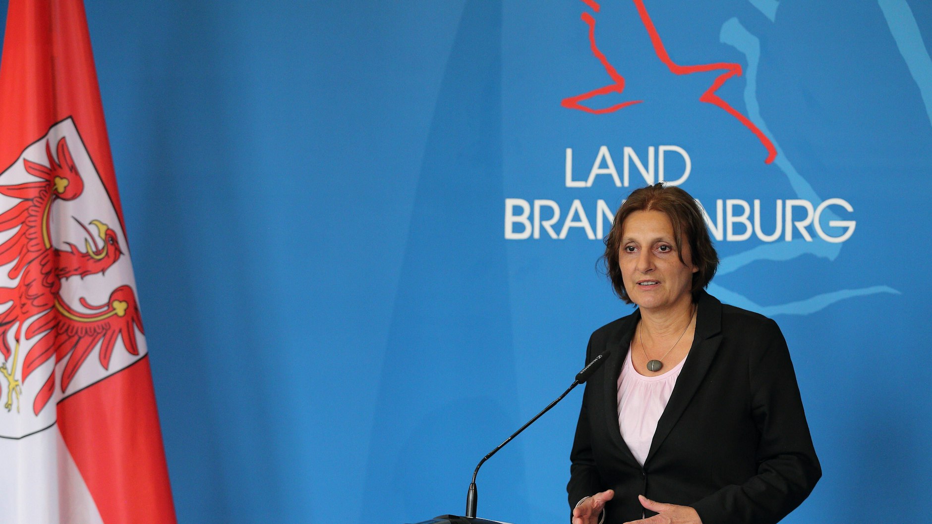 Bildungsministerin Britta Ernst (SPD) spricht im Jahr 2020 während einer Pressekonferenz zu weiteren Lockerungen der Beschränkungen wegen des Coronavirus.