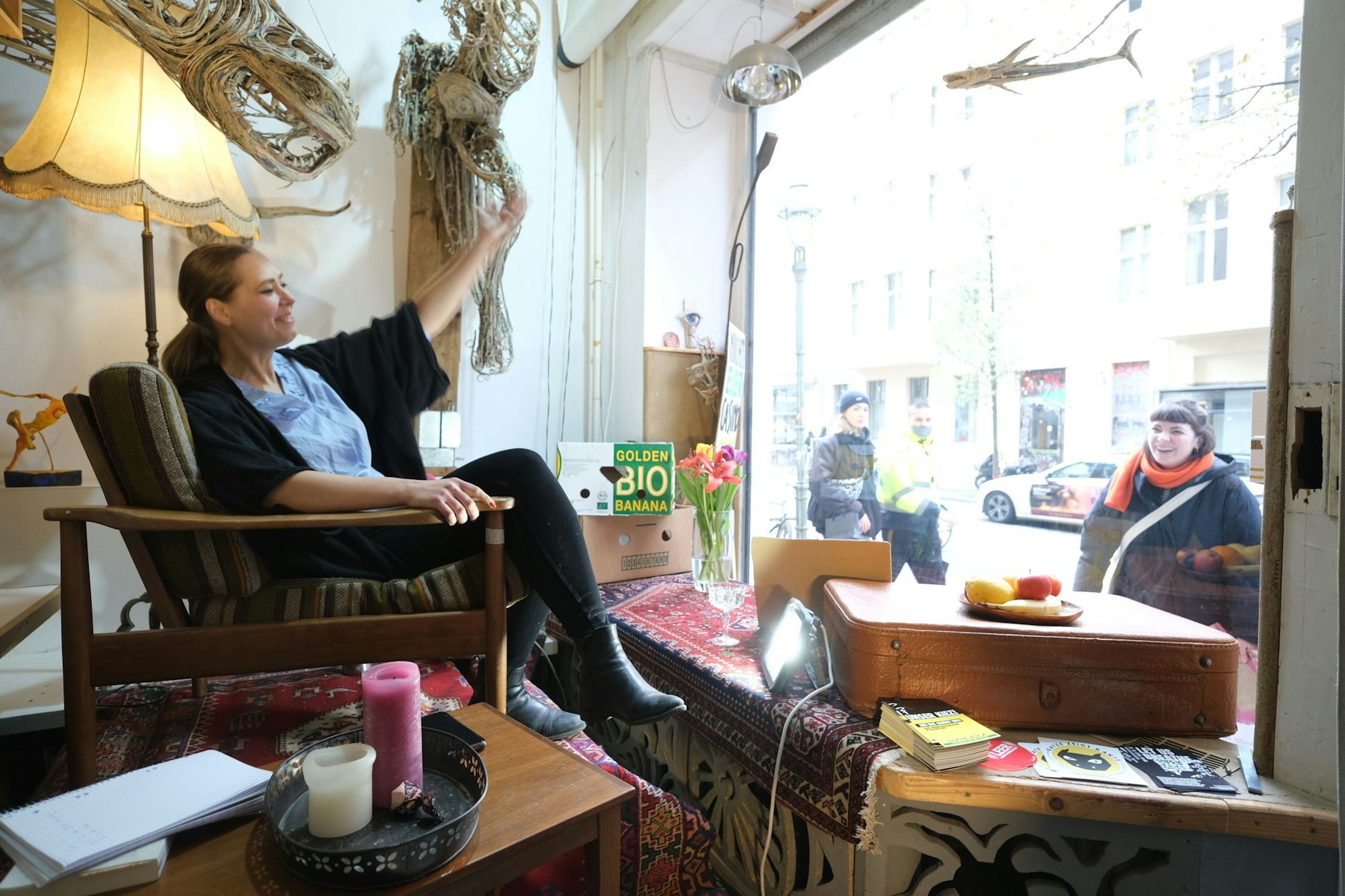 Joana V. winkt einer Nachbarin aus dem Wrangelkiez.&nbsp;