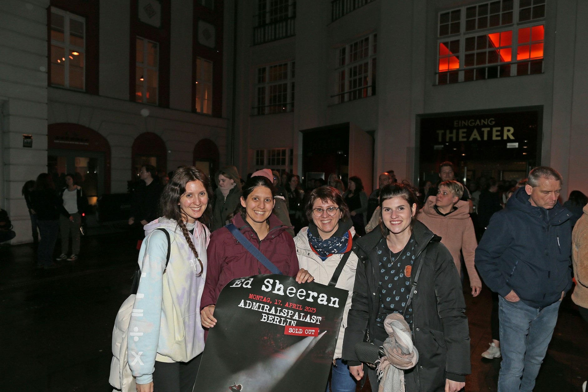 Sarah, Mariam, Nadja und Jessy vor dem Admiralspalast nach dem Ed-Sheeran-Konzert