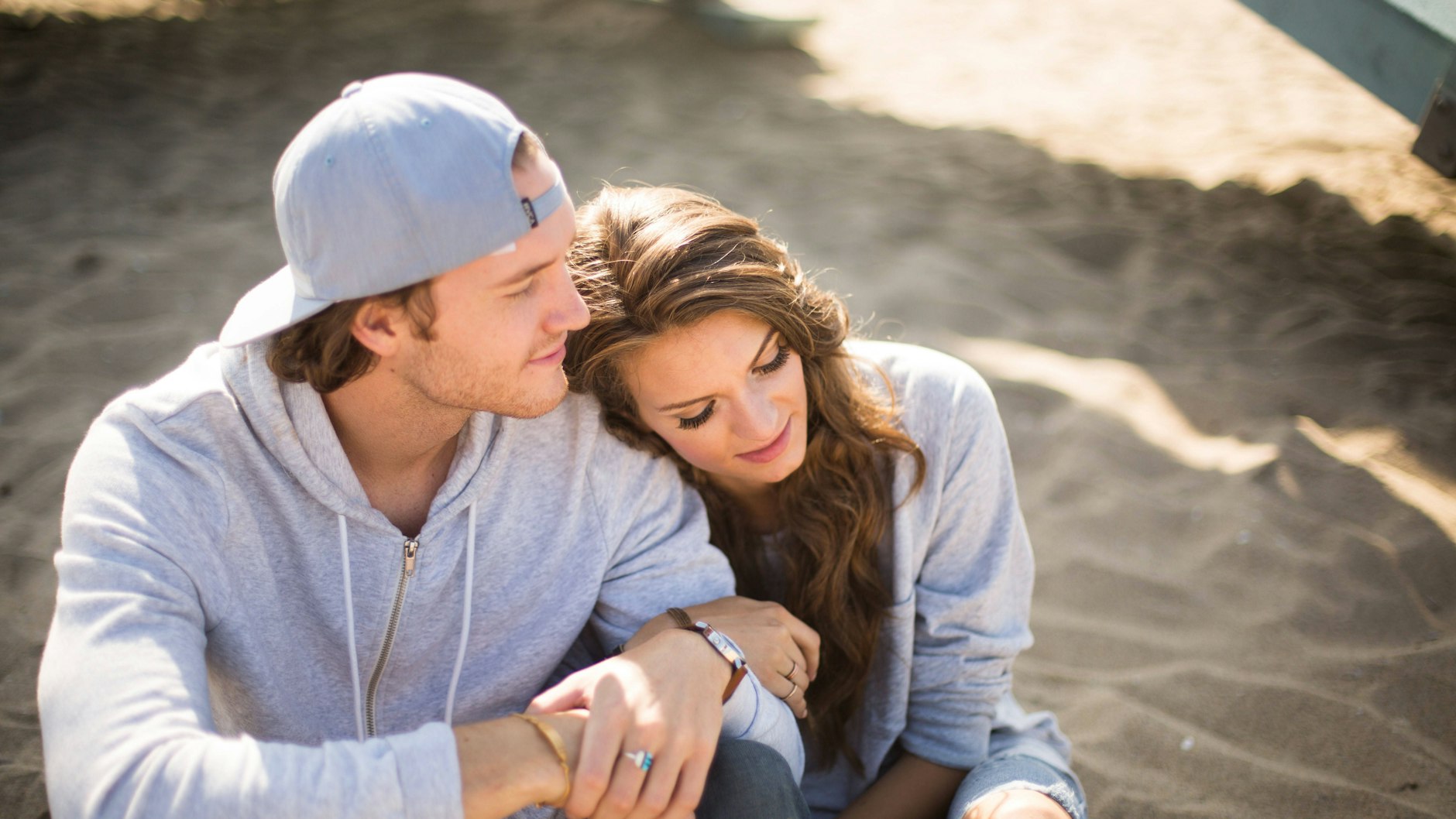 Laut Horoskop spielt die Liebe für Sternzeichen Zwillinge im Oktober eine besonders Rolle.