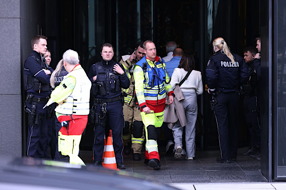 Einsatzkräfte der Polizei haben eine Eskalation an einem Hotel in Düsseldorf verhindert.  