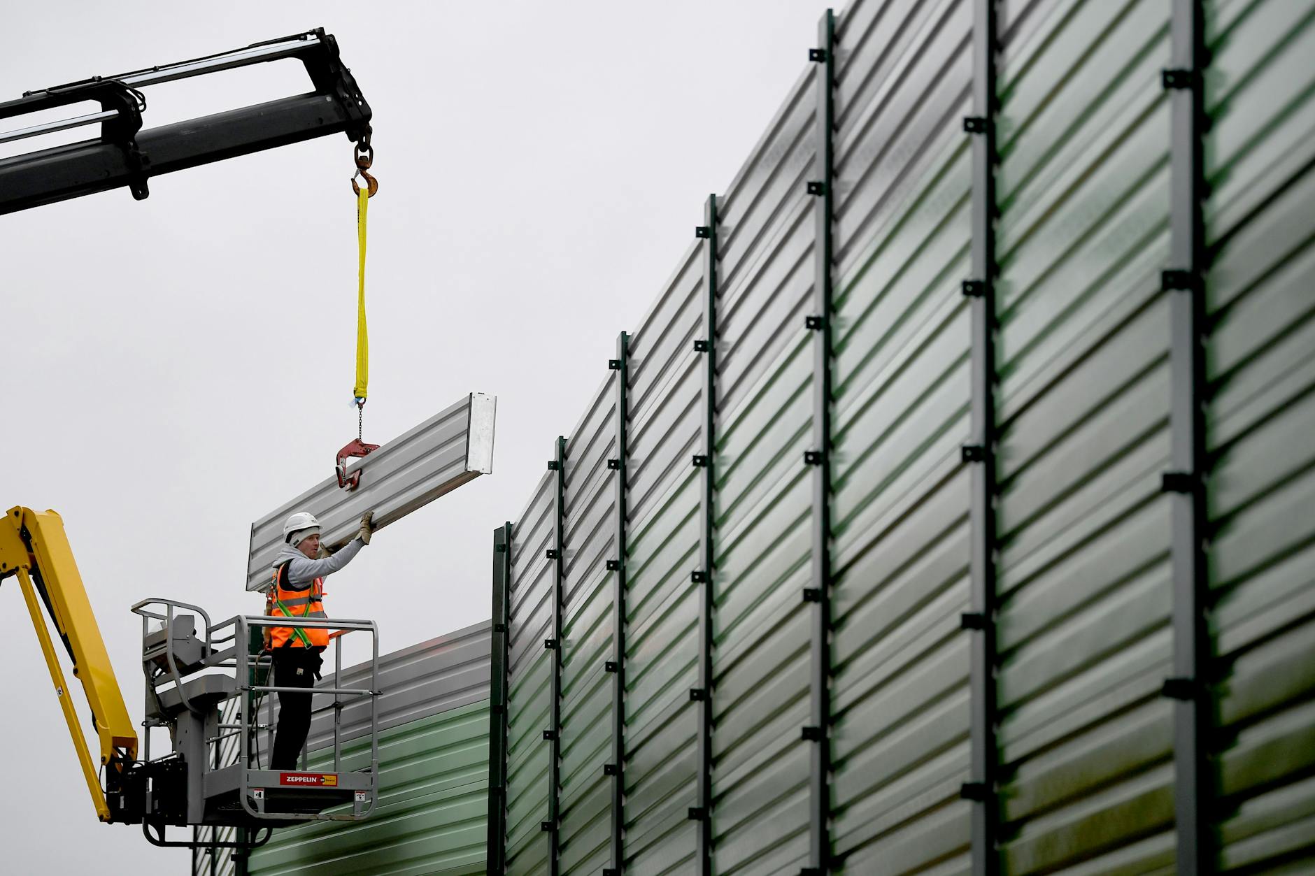 Hohe Wände gegen Bahnlärm: Die Dresdner Bahn wird von Schallschutzwänden begleitet.