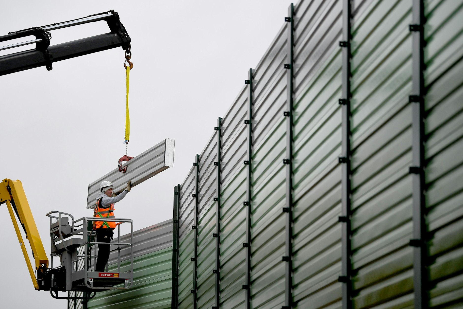 Hohe Wände gegen Bahnlärm: Die Dresdner Bahn wird  von Schallschutzwänden begleitet.
