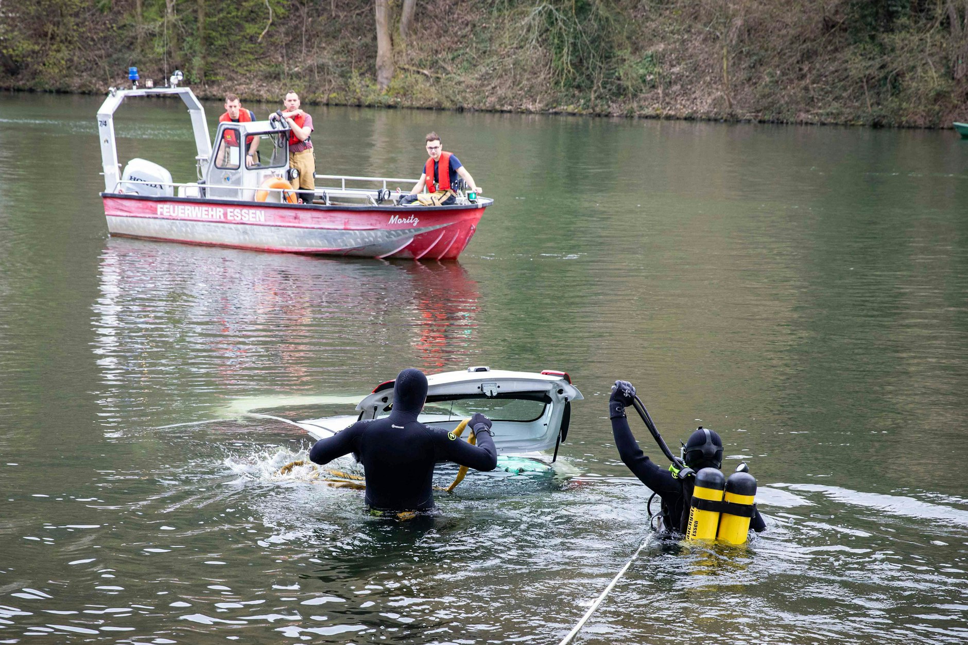 Essen: Einsatzkräfte bergen das Wrack eines Fahrzeugs aus der Ruhr.&nbsp;