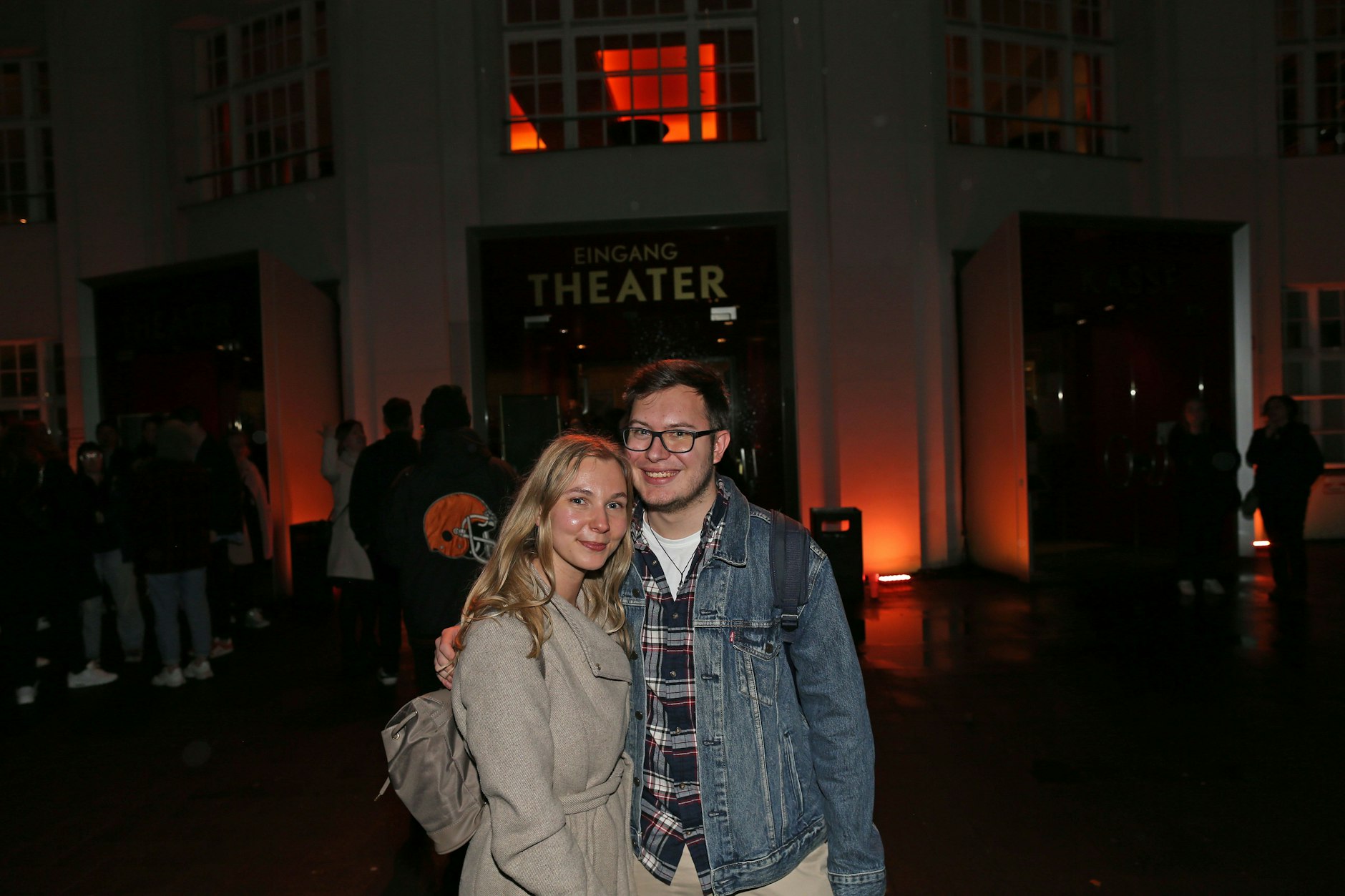 Laura und Marcel vorm Admiralspalast nach dem Ed-Sheeran-Konzert